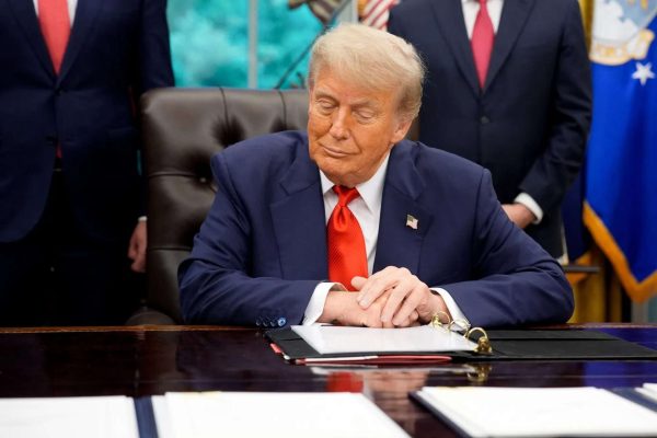 Nueva ley fiscal de Trump se enfoca en costos de trámites migratorios y remesas