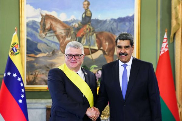 Presidente Maduro condecora a embajadores de Belarús y Líbano