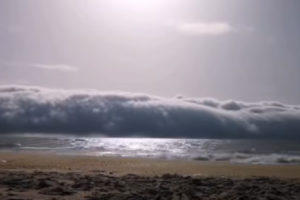Qué es la nube enrollada o tsunami de nubes, el fenómeno que ha desatado el pánico en una playa de Portugal