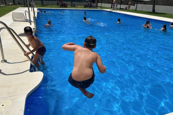 Saber nadar no basta: solo una educación acuática reducirá los ahogamientos en verano | Enfórmate EL PAÍS