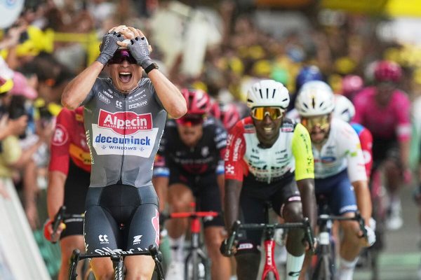 Tour de Francia: El belga Jasper Philipsen gana la primera etapa del Tour de Francia, marcada por el viento en Lille | Ciclismo | Deportes Philipsen celebra su victoria.