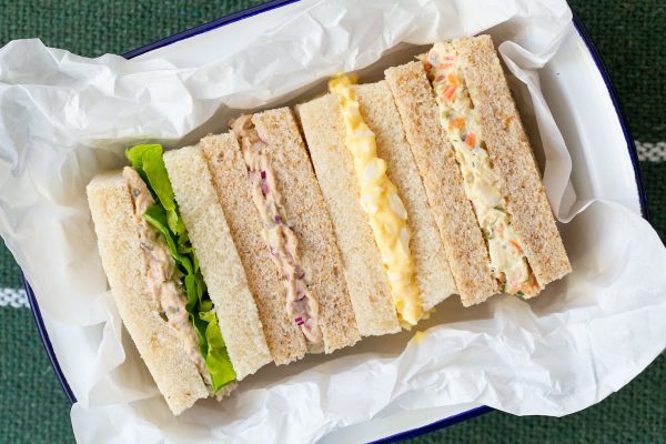Tres sándwiches de atún, pollo o huevo con mayonesa y distintas formas de tunearlos | El Comidista | Gastronomía EL PAÍS