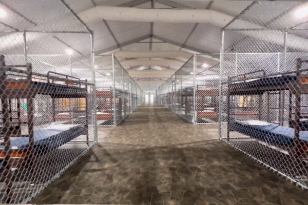 Trump inaugura la polémica prisión migratoria Alligator Alcatraz, "La única salida es la deportación"