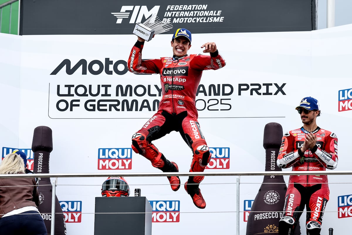 Marc Márquez celebra con su ya habitual salto el triunfo en el GP de Alemania.