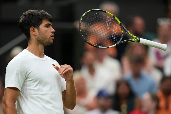 Wimbledon 2025: La cabalgada sin fin de Alcaraz, en trance hacia los cuartos | Tenis | Deportes Alcaraz hace malabarismos con la raqueta durante el partido contra Rublev.