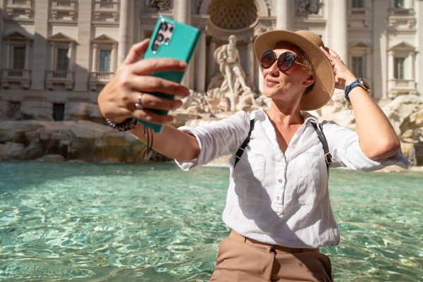 ¿Existe el síndrome del turista español encubierto? Por qué a veces fingimos ser de otro país ante los compatriotas | Estilo de vida EL PAÍS