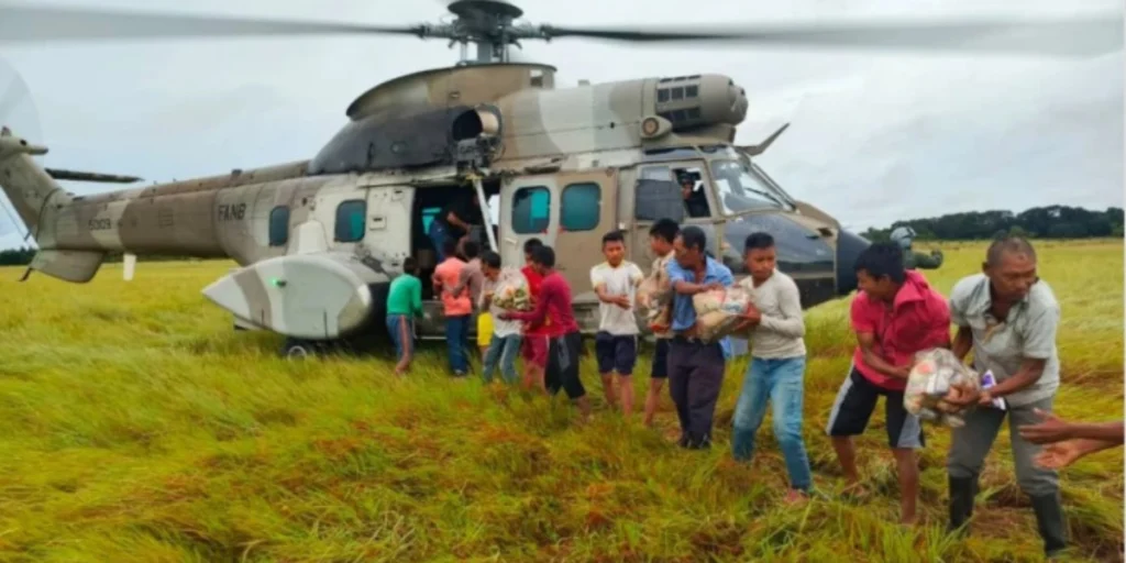 Autoridades entregan 6,5 toneladas de alimentos a comunidades indígenas afectadas por lluvias en Apure