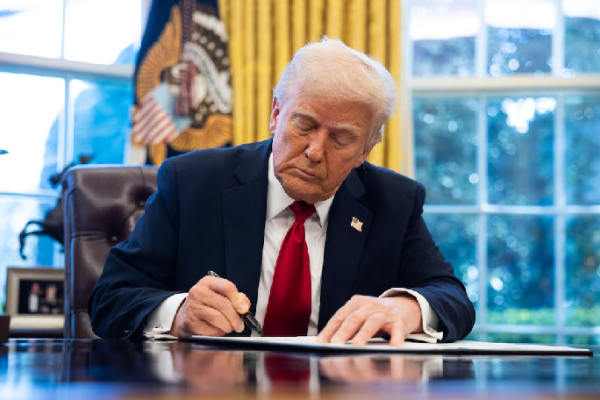 Donald Trump firmó decreto arancelario y fijó en 15 % el impuesto a las importaciones desde Venezuela