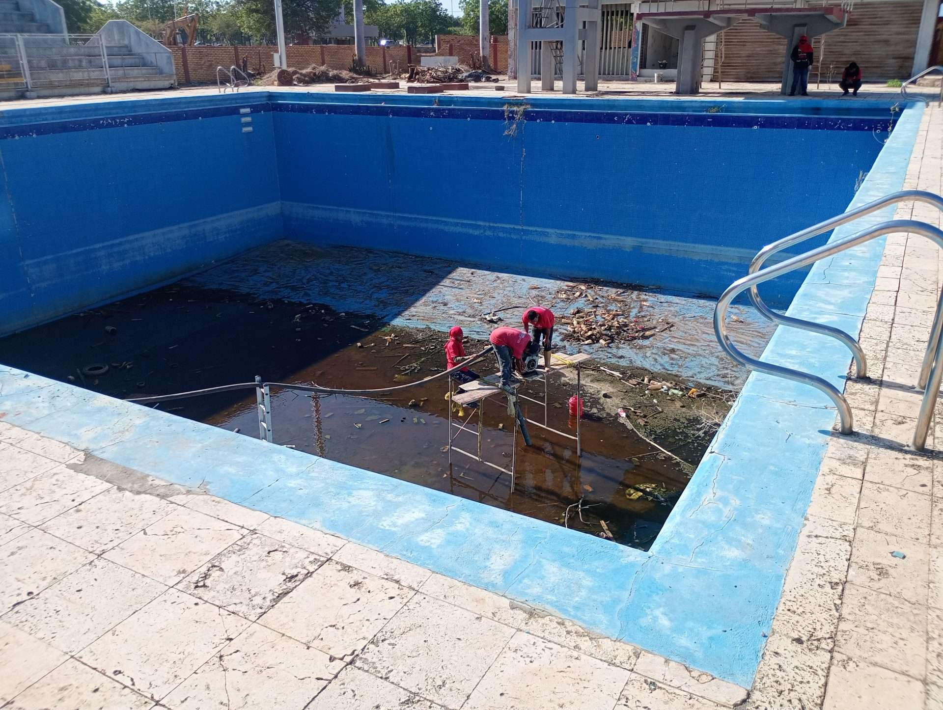 En Maracaibo rehabilitan piscinas de polideportivo