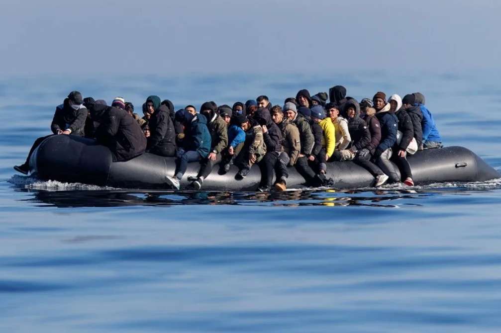 Registran llegada récord de 125 migrantes a Reino Unido en una embarcación