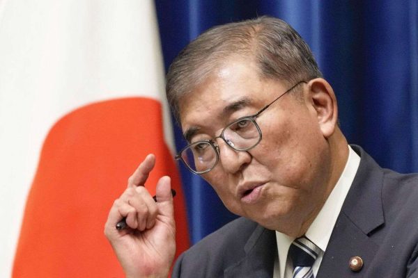 Renuncia primer ministro de Japón en medio de fuertes presiones