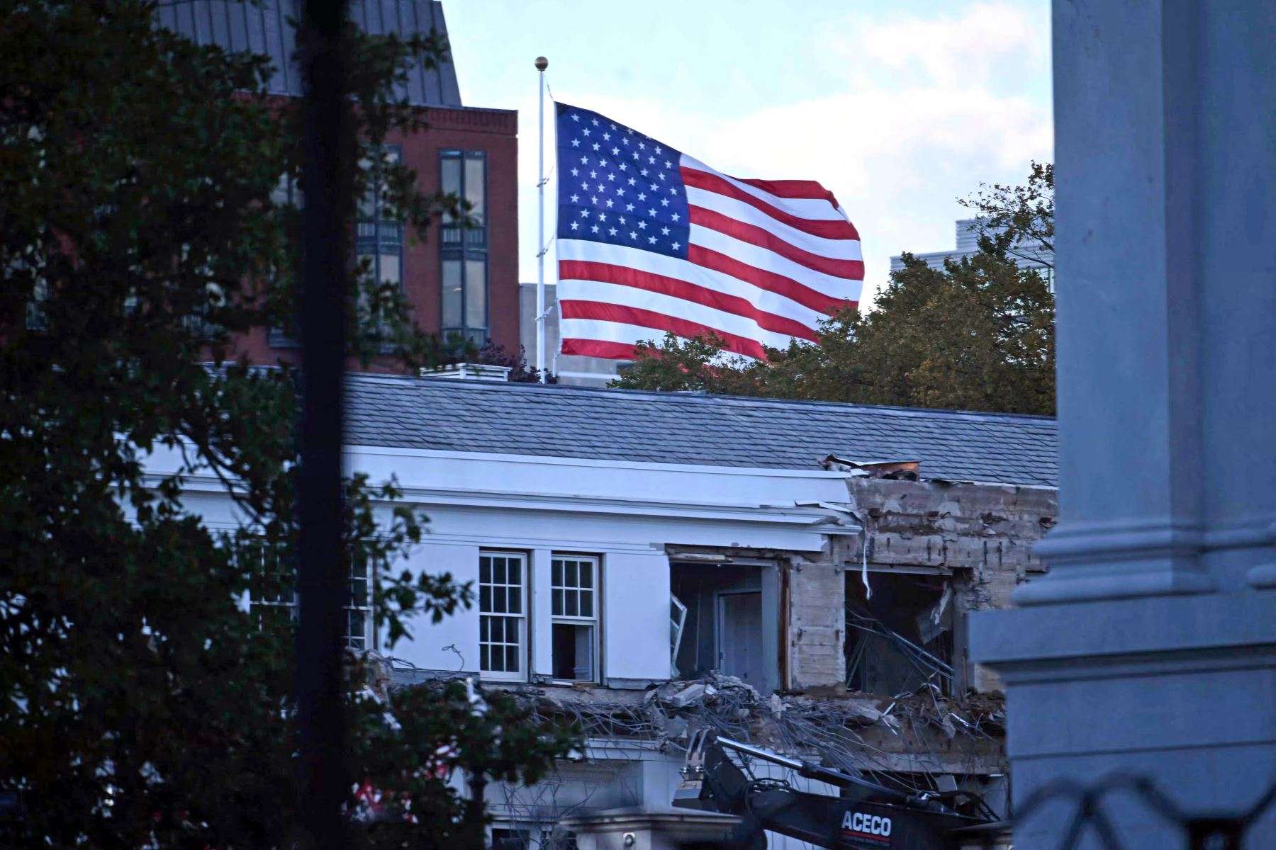 Demuelen parte de la Casa Blanca para construir salón de baile de Trump