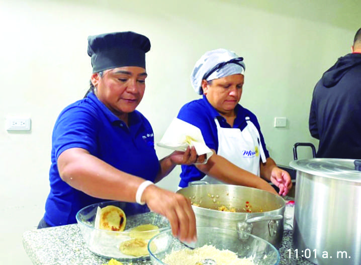 Distribuyen 300 arepas a los abuelos de Maracay