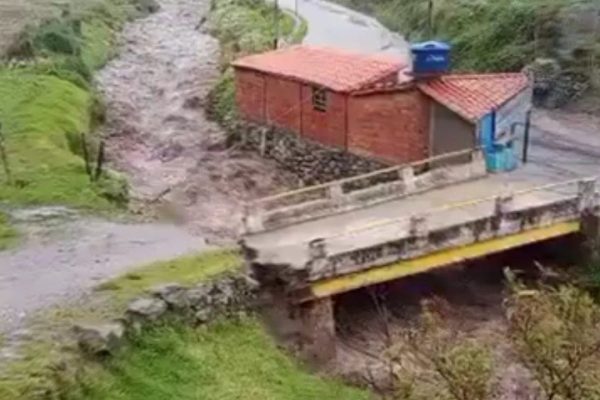 Fuertes lluvias en Mérida causan desbordamientos y daños en las carreteras Fuertes lluvias en Mérida causan desbordamientos y daños en las carreteras