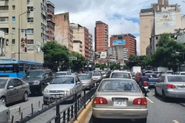 Habitantes de Caracas con vehículos deberán pagar impuesto ante la Sumar