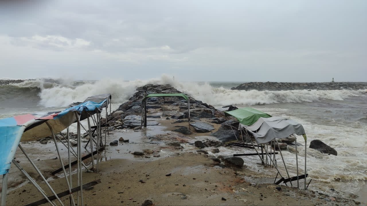 Onda Tropical 48 activa lluvias y fuerte oleaje en La Guaira