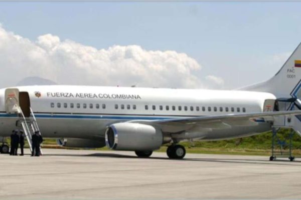 Petro denuncia persecución de EEUU tras incidente con avión presidencial