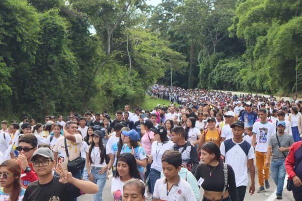 Una marea de jóvenes rindió homenaje a JGH en Isnotú