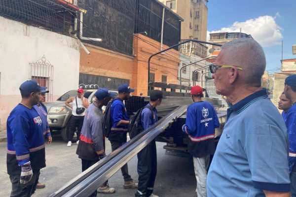 Entregan techos y tubos a 20 familias de Altagracia