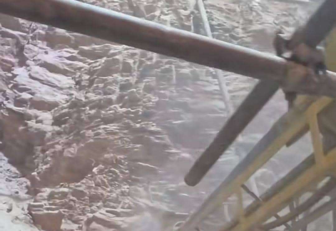 Inspeccionan construcción de pantalla atirantada en La Charneca