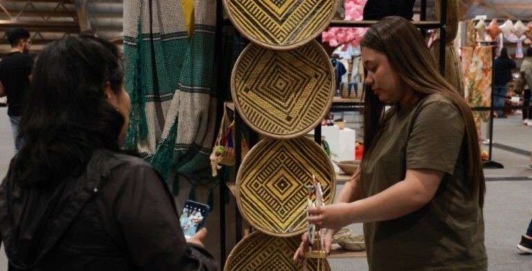 Artesanos venezolanos brillan en Bogotá con tradición hecha a mano