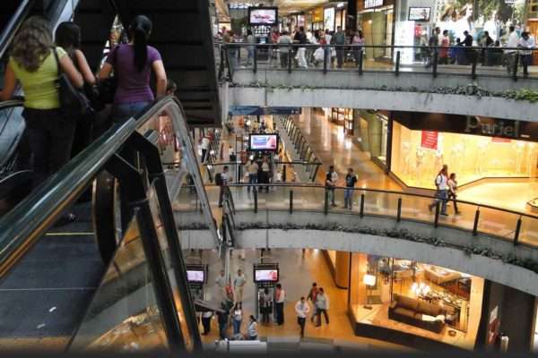 Centros comerciales extienden sus horarios por temporada decembrina