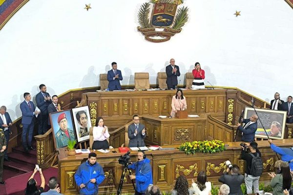 Industria petroquímica creció en 4% y la de fármacos en 29,6%