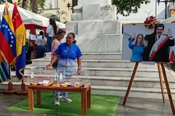 El pueblo escribe cartas en apoyo al presidente Maduro y Cilia Flores