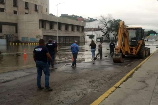 En Antímano atienden rotura de tubería