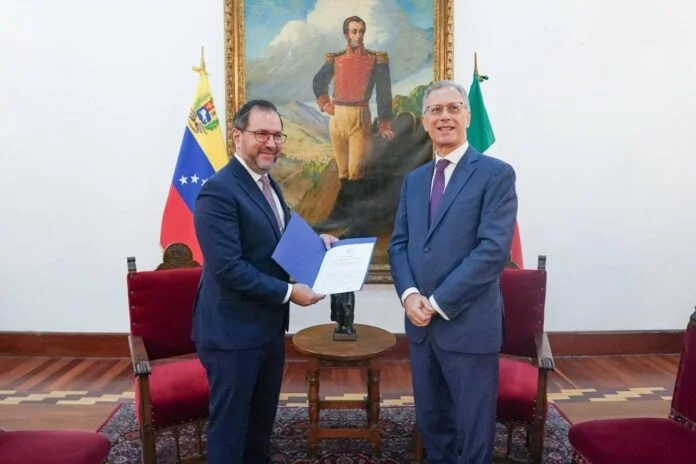 Embajador italiano Giovanni Umberto De Vito entregó Copias de Estilo al gobierno venezolano