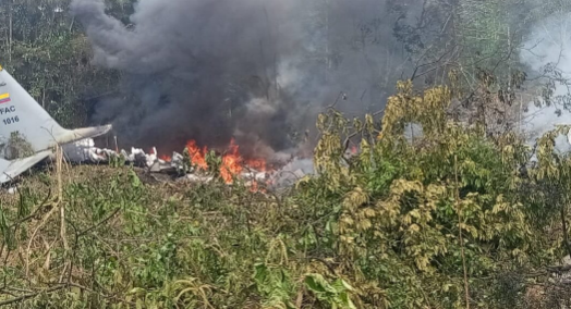 90 fallecidos tras estrellarse avión de la Fuerza Aérea colombiana