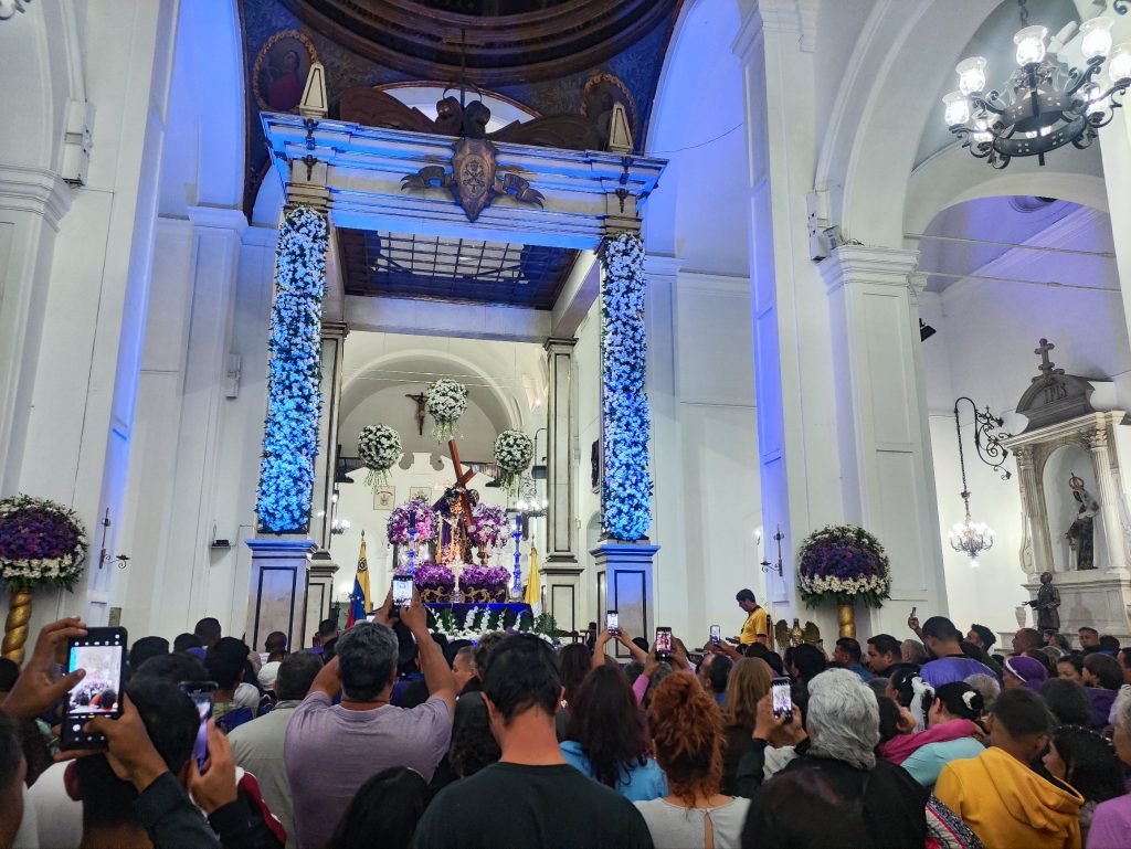 Devotos del Nazareno colmaron Santa Teresa para presenciar su bajada