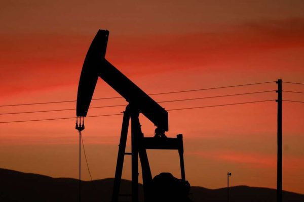 El Brent ha subido 55% tras el primer mes del conflicto