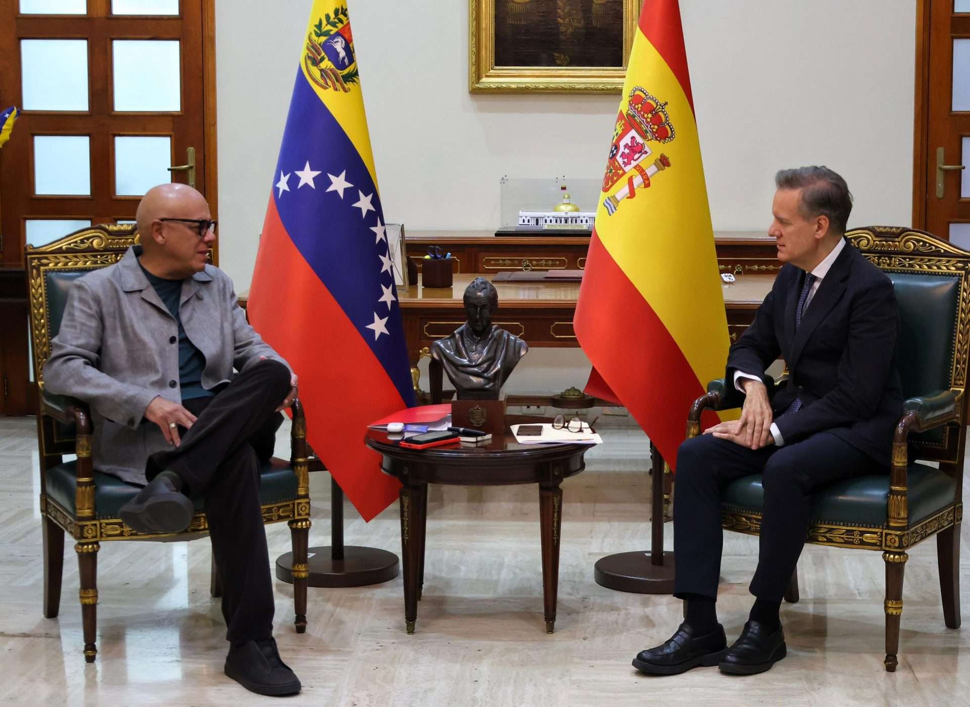 Jorge Rodríguez reafirma compromiso de paz tras encuentro con el embajador de España