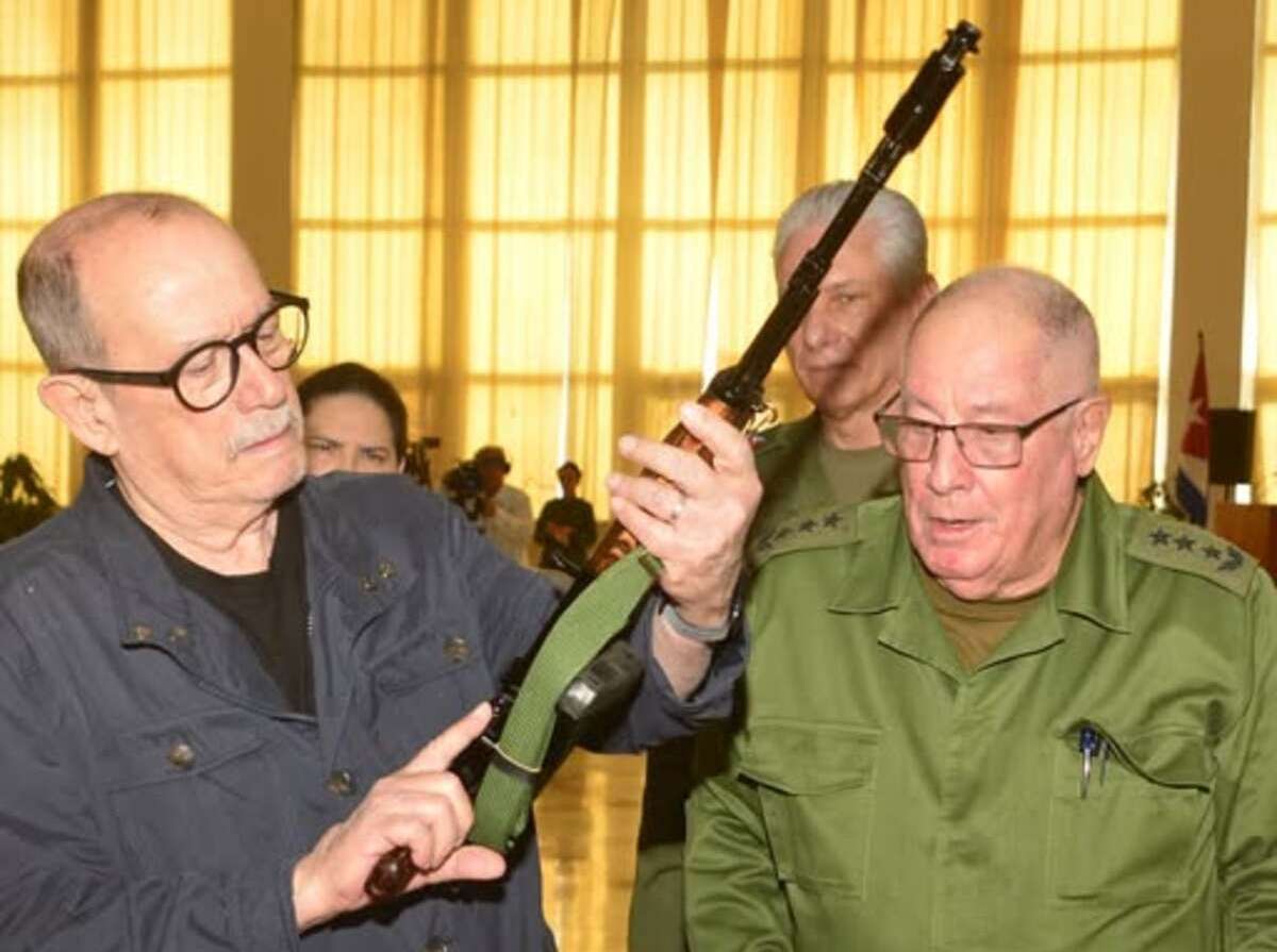 Silvio Rodríguez recibió su fusil AKM
