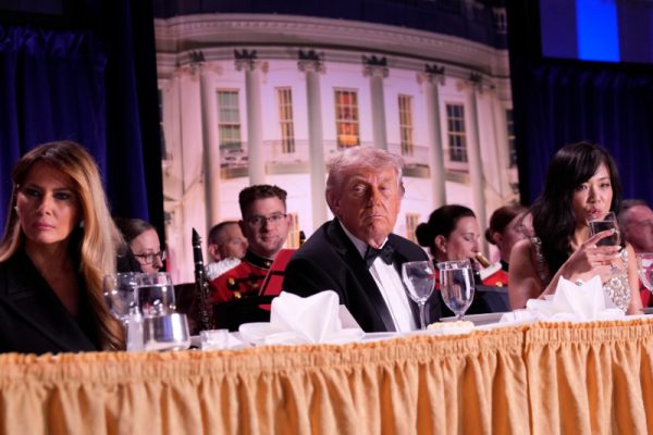 Así fue el momento cuando sacaron a Donald Trump de la cena de corresponsales por un hombre armado
