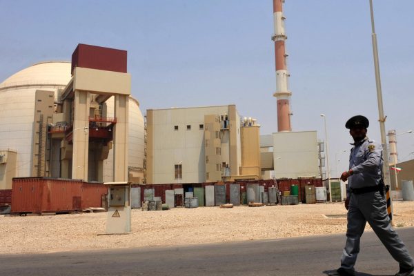 Bombardean una central nuclear en Irán