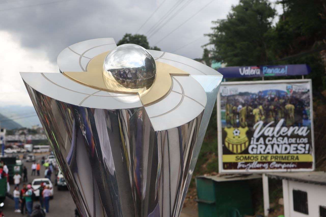 Con orgullo y algarabía Trujillo recibió la Copa del Mundo de Béisbol
