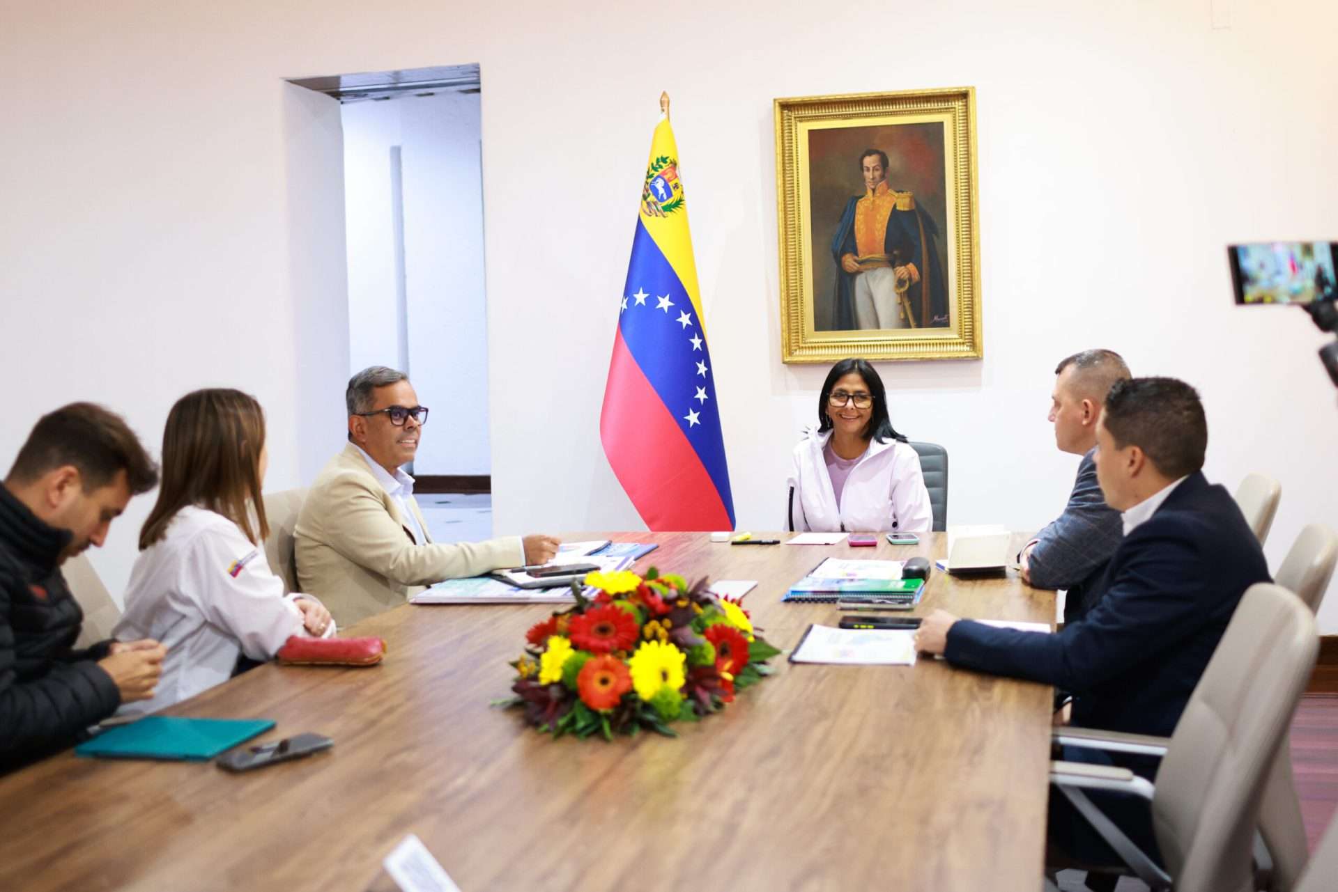 Delcy Rodríguez se reúnió con el equipo de aguas