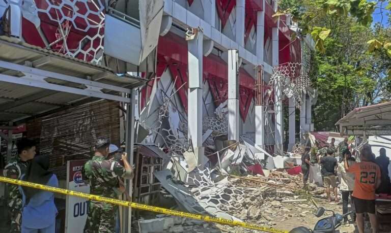 Desactivan alerta de tsunami en Indonesia tras fuerte sismo que dejó un fallecido