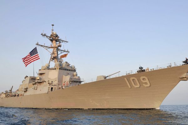 Destructor de EE.UU. da media vuelta ante Ormuz tras una advertencia de Irán