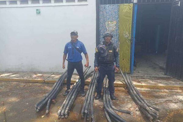 Detienen en flagrancia a dos sujetos por robo de material de Cantv en Morón