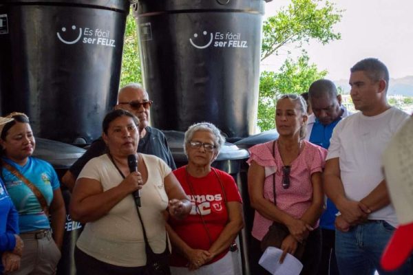 Distribuyeron tanques de agua a familias de Miranda