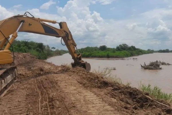 Dragan río Sarare y refuerzan talud ante la llegada de lluvias en Apure