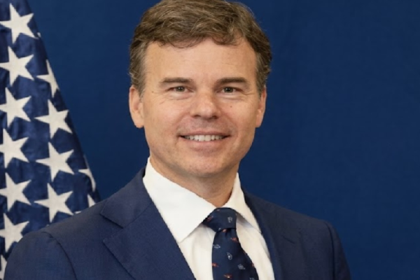 EEUU reemplazaría a Laura Dogu y designaría al diplomático John Barrett como el nuevo encargado de negocios