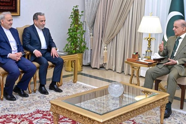 El canciller iraní presenta una lista de demandas al mediador pakistaní