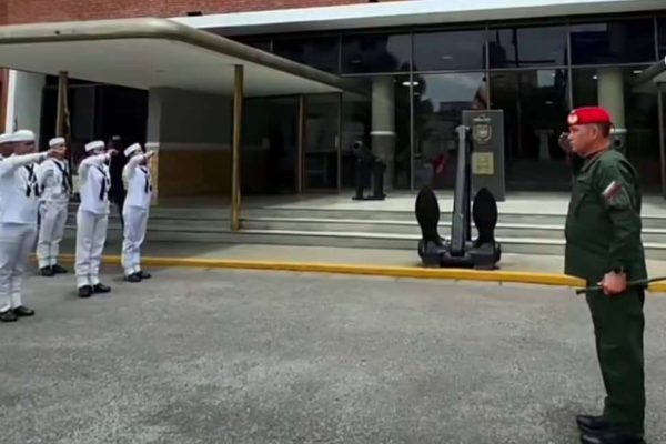 El ministro de la defensa visitó la Comandancia General de la Armada