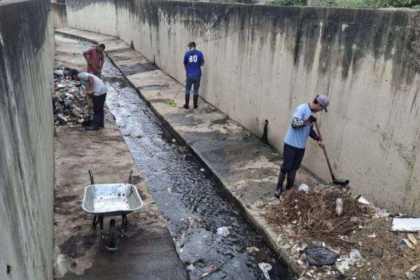 En Santa Lucía del Tuy sanean drenajes ante llegada de lluvias