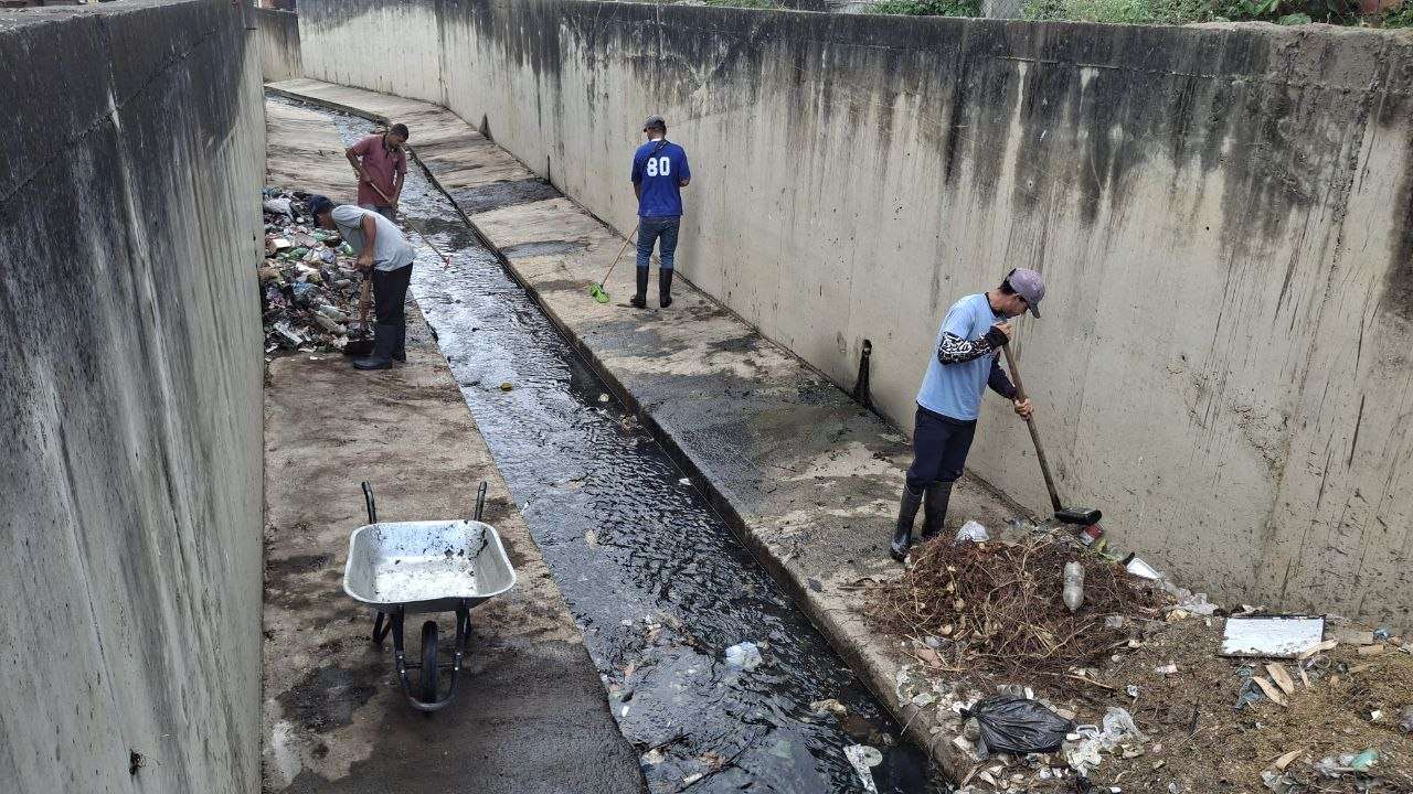 En Santa Lucía del Tuy sanean drenajes ante llegada de lluvias