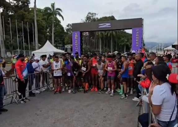 En la carrera 18K Semana Santa 2026 1.400 corredores cruzaron la línea de salida